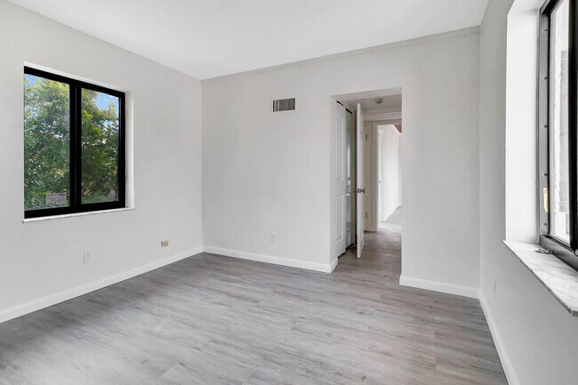 Building Photo - 652 Hernando St