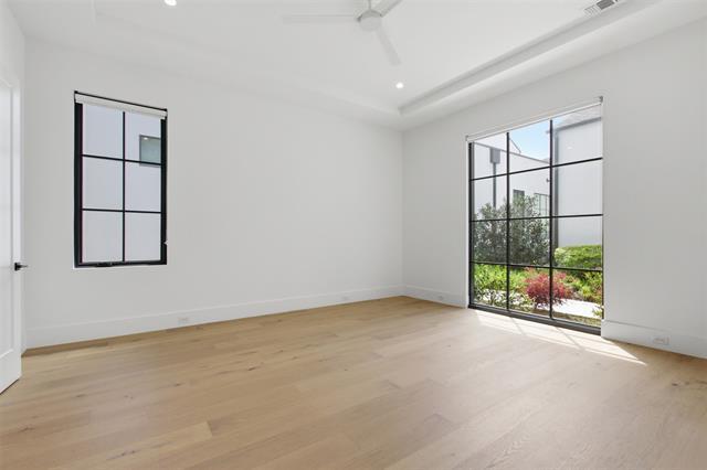 Building Photo - 9855 Kingsway Ave