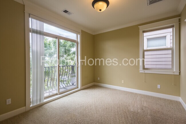 Building Photo - Prime Location - Luxury Two Bedroom Townhouse with Stylish Amenities