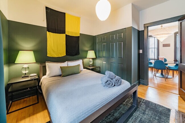 Building Photo - 1708 W Waveland Ave