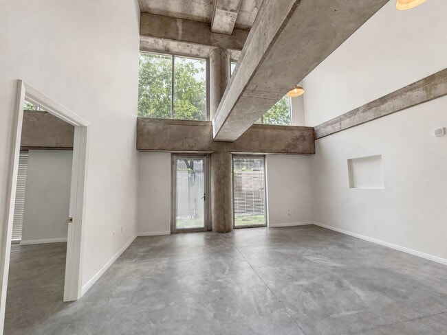 Building Photo - Modern Condo in The Cedars, Dallas with Private Patio | Available for Lease!