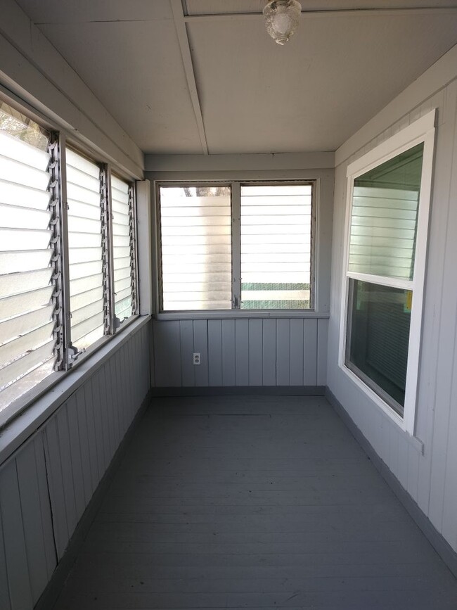 Building Photo - 3/1 Single Family Home Available now! 32204