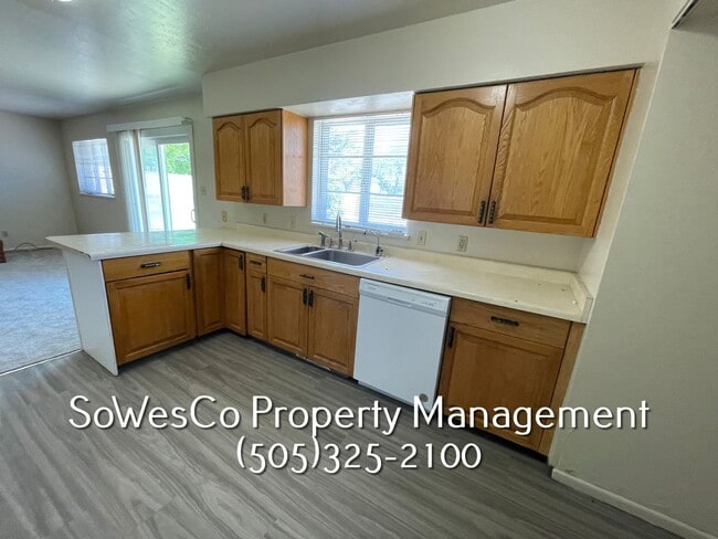 Building Photo - 3 Bedroom 2 Bath, Newer Flooring, Paint & ...