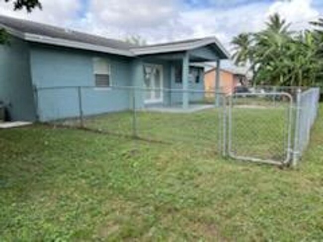 Building Photo - Beautifully renovated 3/2 home in Greenacres!