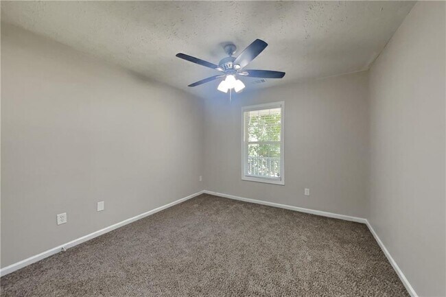 Building Photo - 3013 Rockview Dr