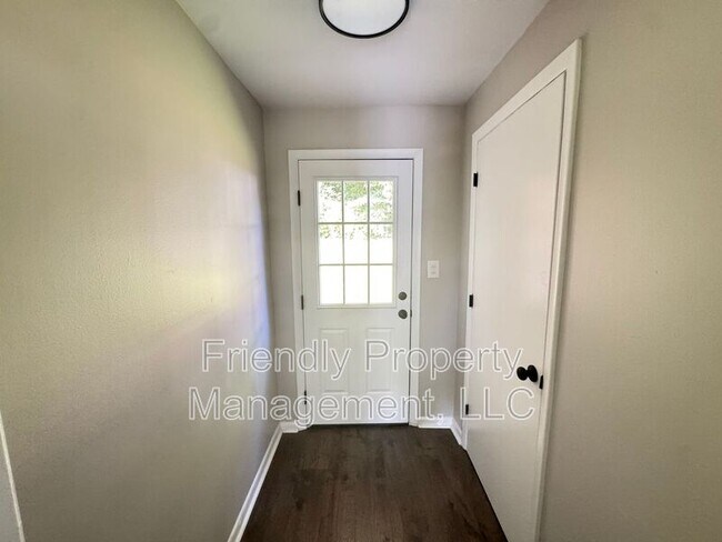 Building Photo - 906 Beaumont Ave