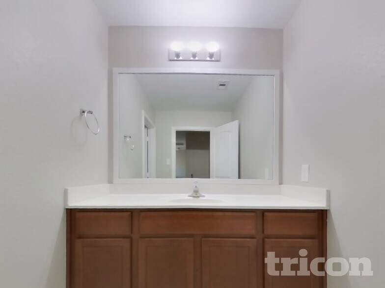 Building Photo - 916 American Monarch Dr