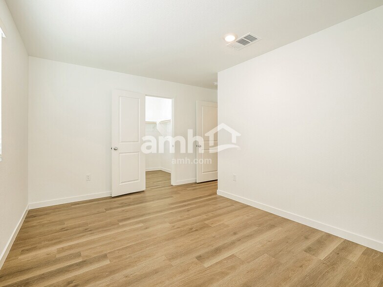 Building Photo - 2370 Dolly Ave