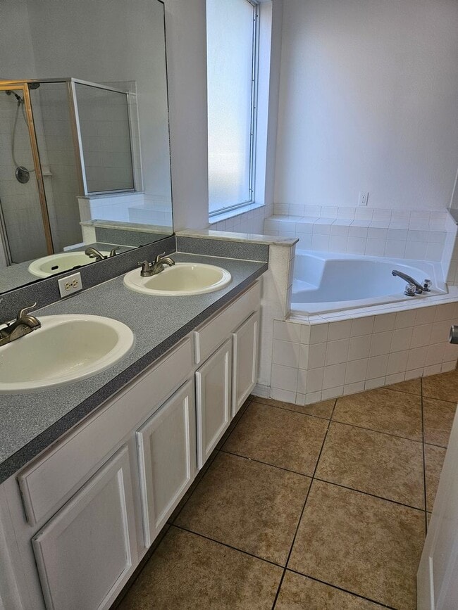 Building Photo - Kissimmee Pool Home with 7 bedrooms!