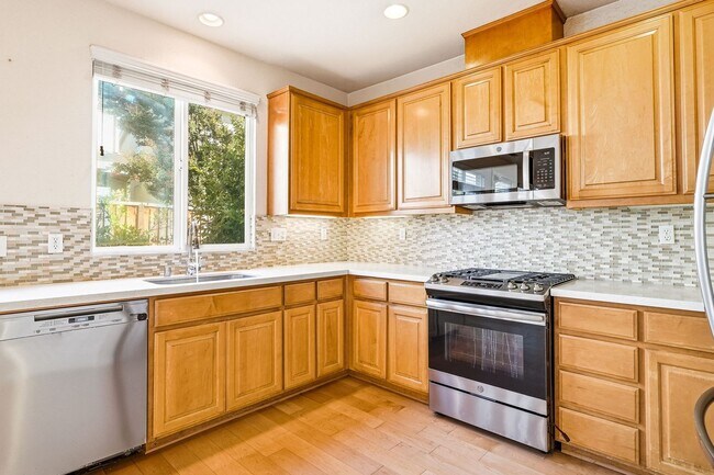 Building Photo - Beautiful single 4 Bed, 2.5 Bath Family Home in Quiet Neighborhood!
