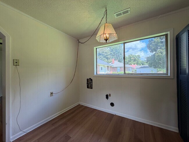 Building Photo - Charming 2/1 House in Celanese- $1,595