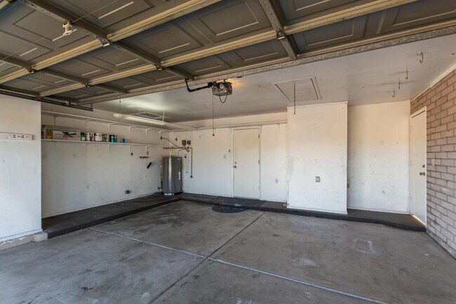 Building Photo - 2113 N Los Altos Dr