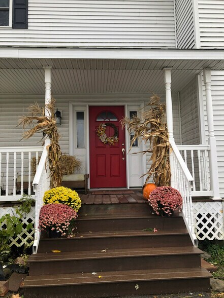 Building Photo - 687 Western Turnpike