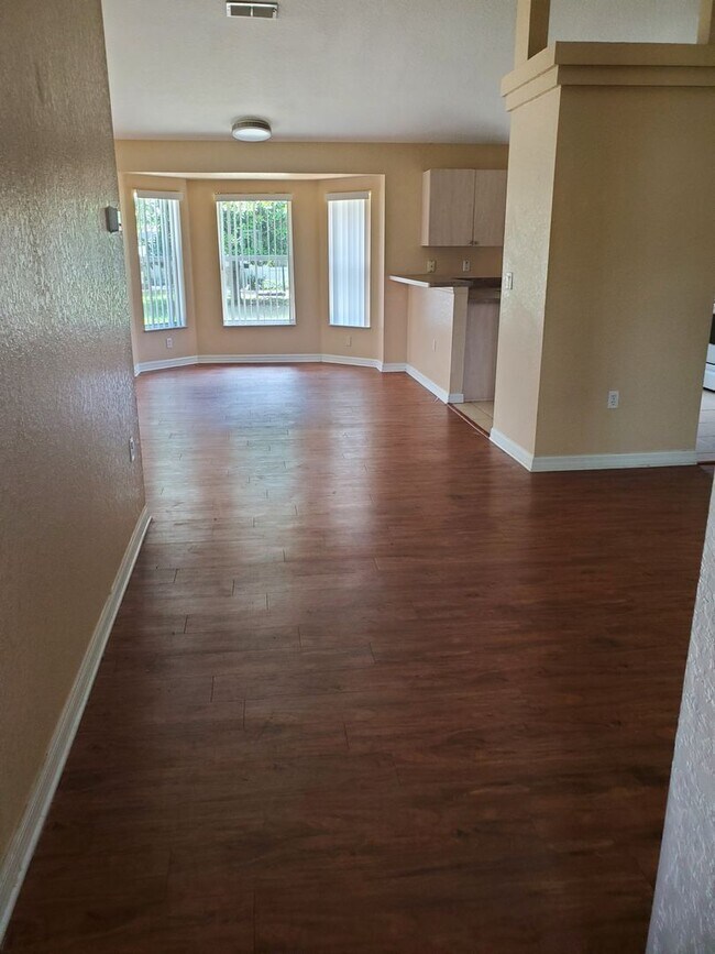 Building Photo - 3 Bedroom Home Close to Everything!