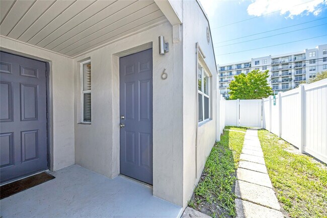 Building Photo - 412 SE 16th St