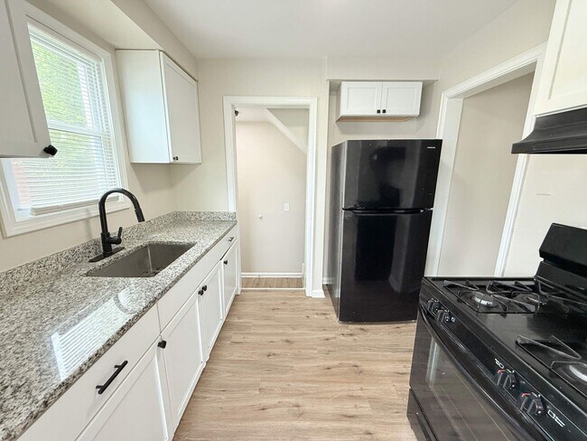 Building Photo - Renovated 3-Bedroom Home – We Welcome Sect...