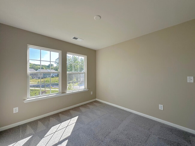 Building Photo - Spacious 4BR Home with Private Backyard Oasis
