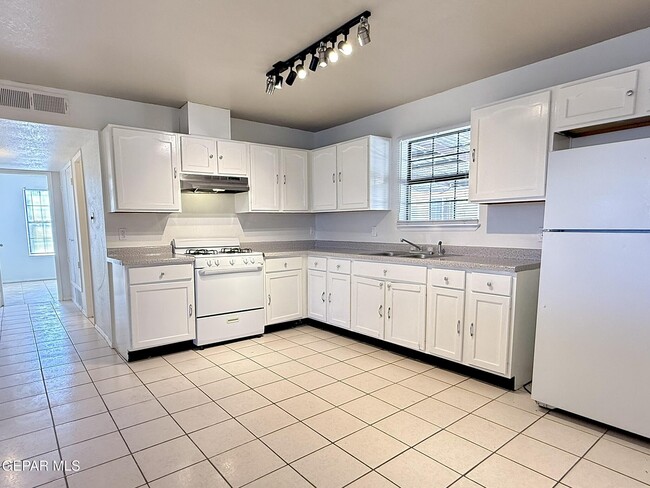 Building Photo - 13373 Greendale