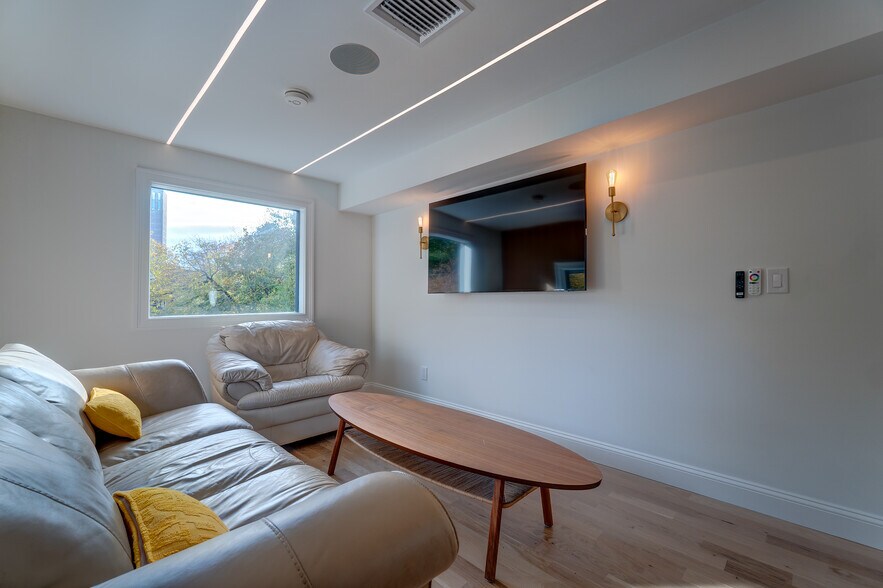 Building Photo - 67 Winchester Ave