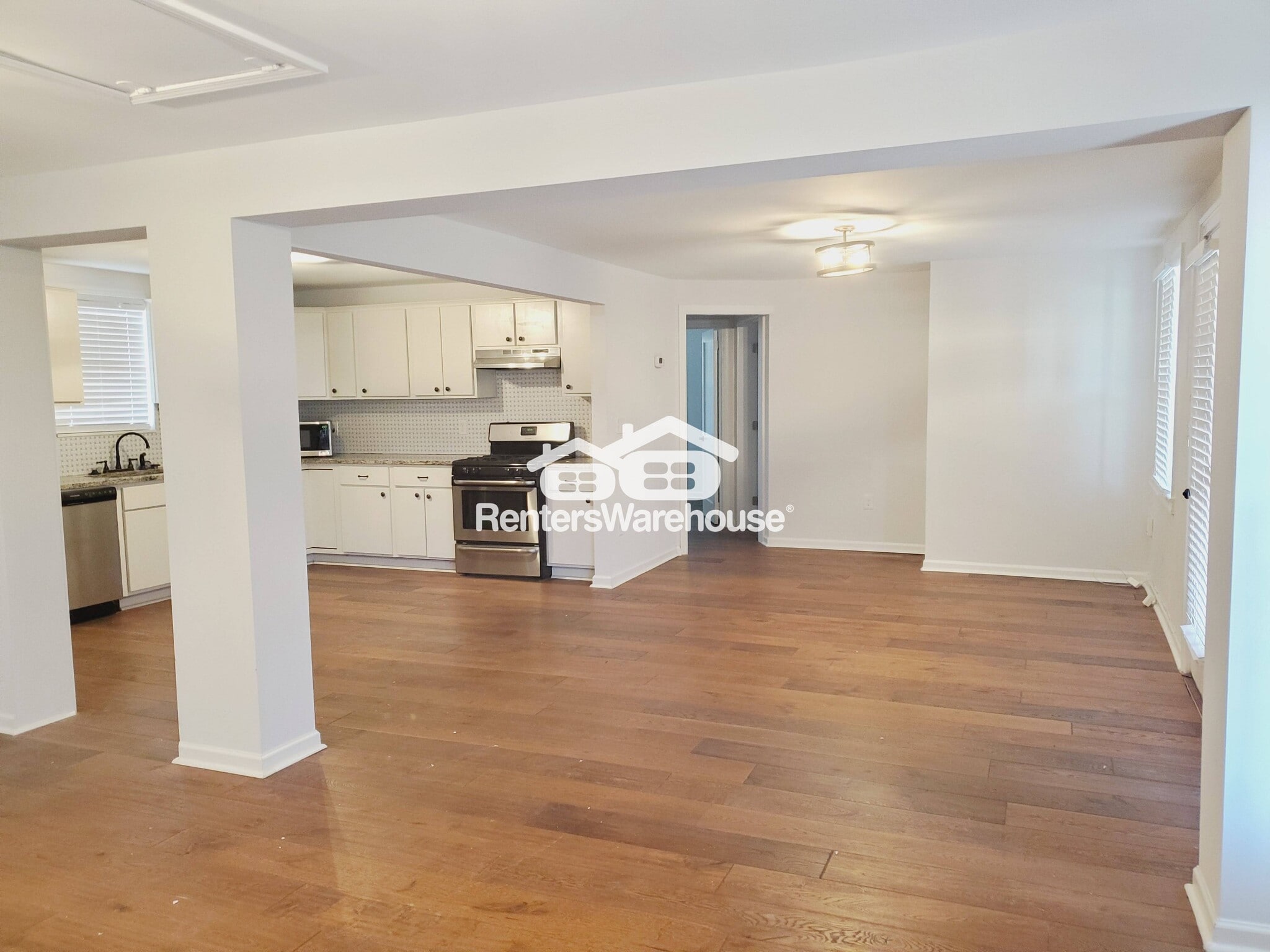 Building Photo - 1290 Chapel Dr