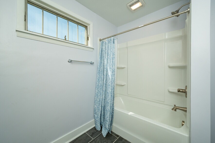 Building Photo - 822 7th St