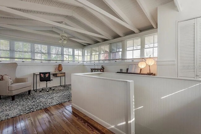 Building Photo - 702 S Bungalow Terrace