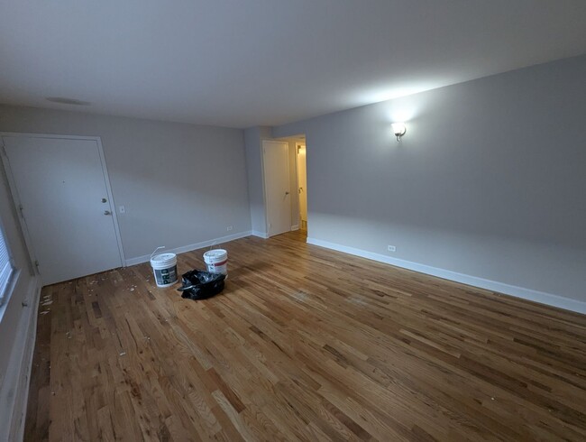 Building Photo - Ravenswood Renovated One Bedroom