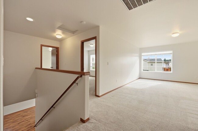 Building Photo - 3 bed 2.5 bath updated home in Tumwater School District - 2300 sq.ft. - fenced back yard.