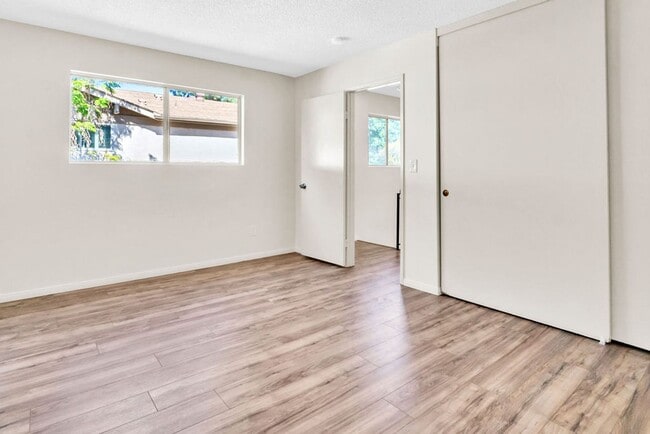 Building Photo - Great three bedroom townhome in UTC!  Avai...