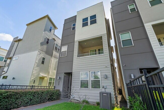 Building Photo - Great Opportunity! Modern three-story home located in the heart of EaDo, offering a well-designed...