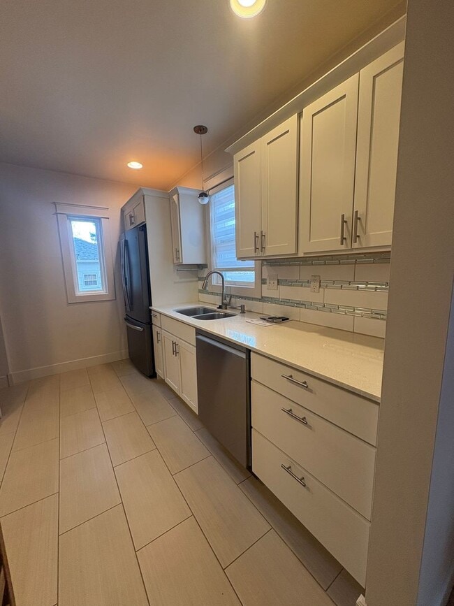 Building Photo - 4-bedroom, 2.5-bath home located on Poly.