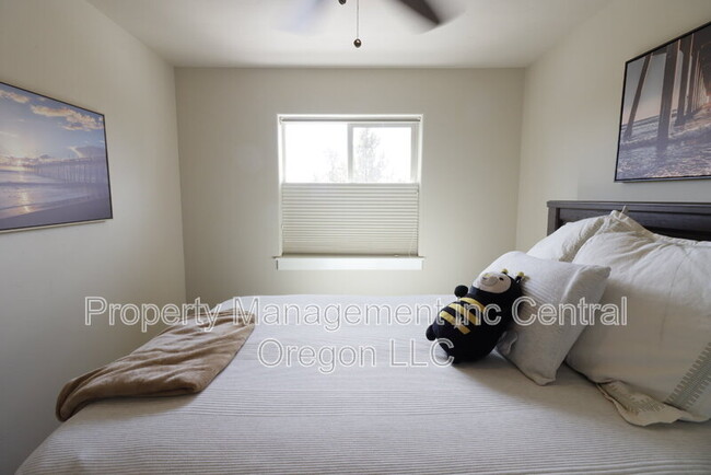 Building Photo - 2860 Yew Park Ln
