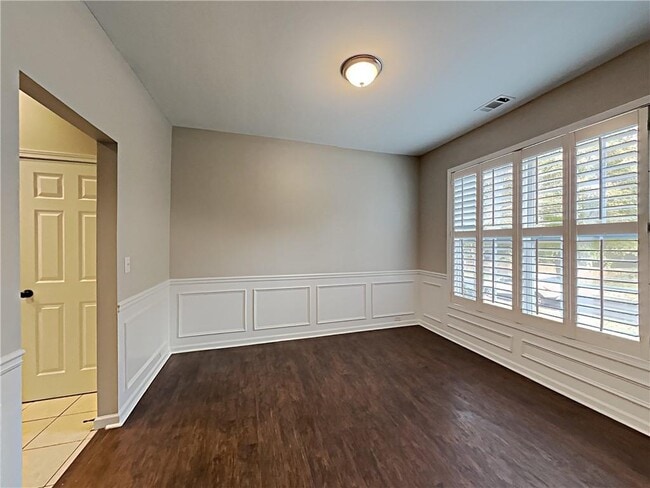 Building Photo - 2184 Longmont Dr