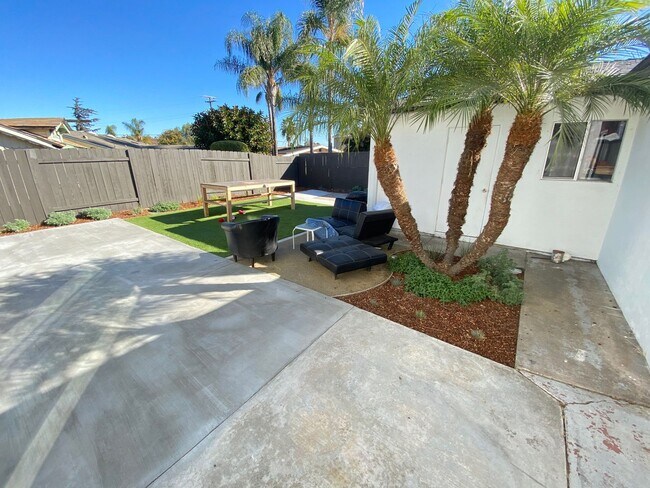 Building Photo - 4BD/2BA with Parking!
