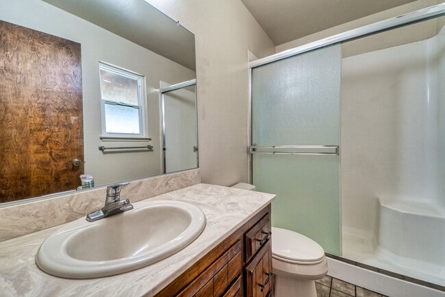 Building Photo - Spacious 4-Bedroom Home with Fenced Yard a...