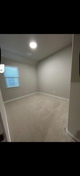 Building Photo - 527 Ridgedale Dr