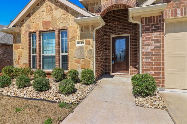Building Photo - 3020 Oakcrest Dr