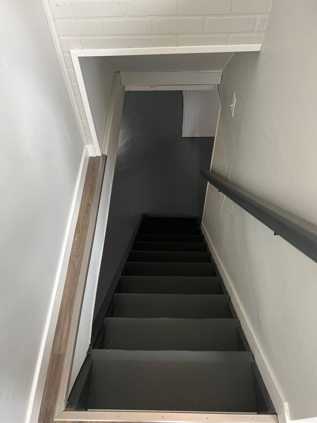 Building Photo - 3 Bedroom House Close to Columbian Park!