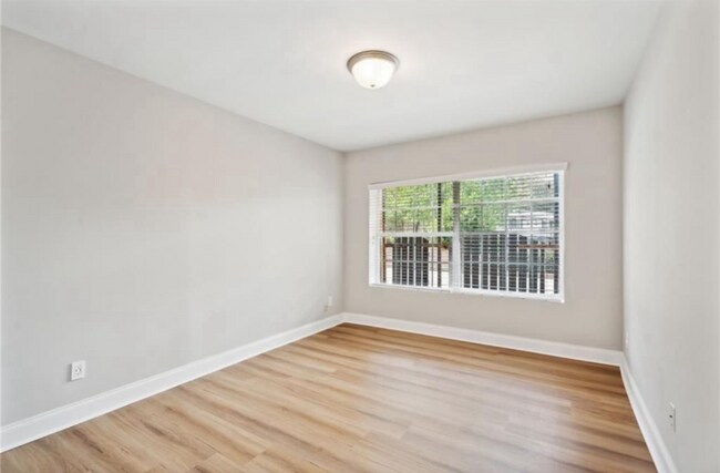 Building Photo - 6980 Roswell Rd