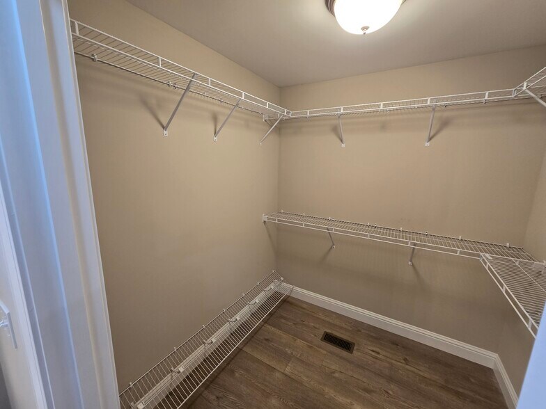 Building Photo - 2618 Cherry Farms Dr