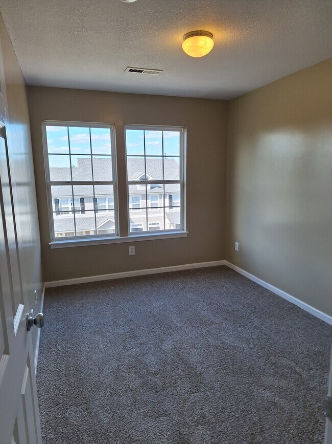 Building Photo - 994 N Findley St