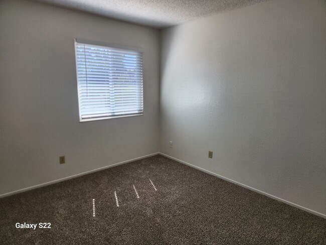 Building Photo - Bright and Cheery 4 bedroom, 2 bathroom ho...