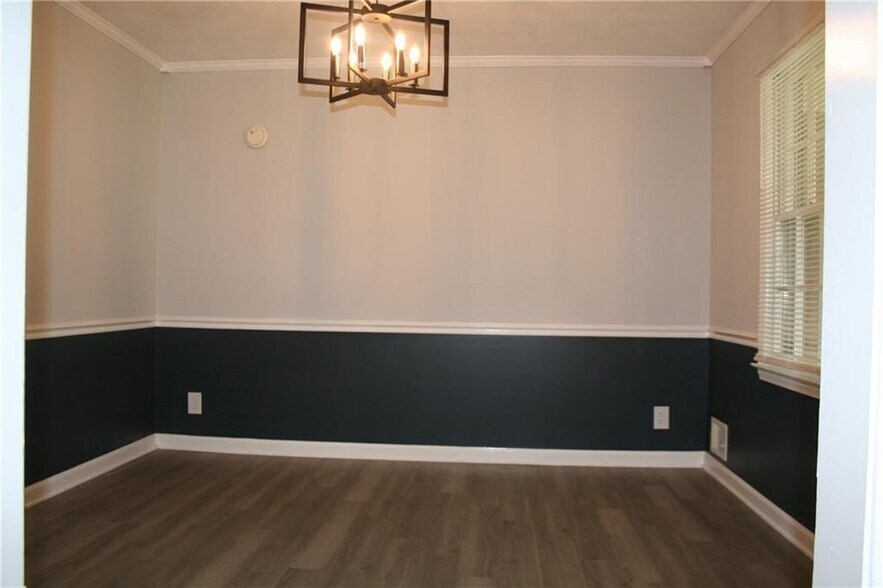 Building Photo - 2075 Pinewood Dr