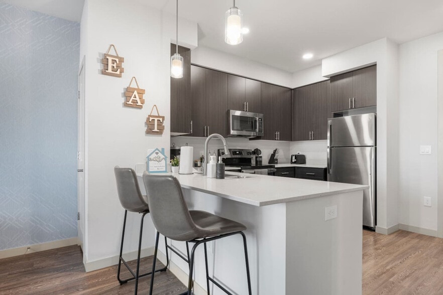 Building Photo - 711 W Broadway Rd