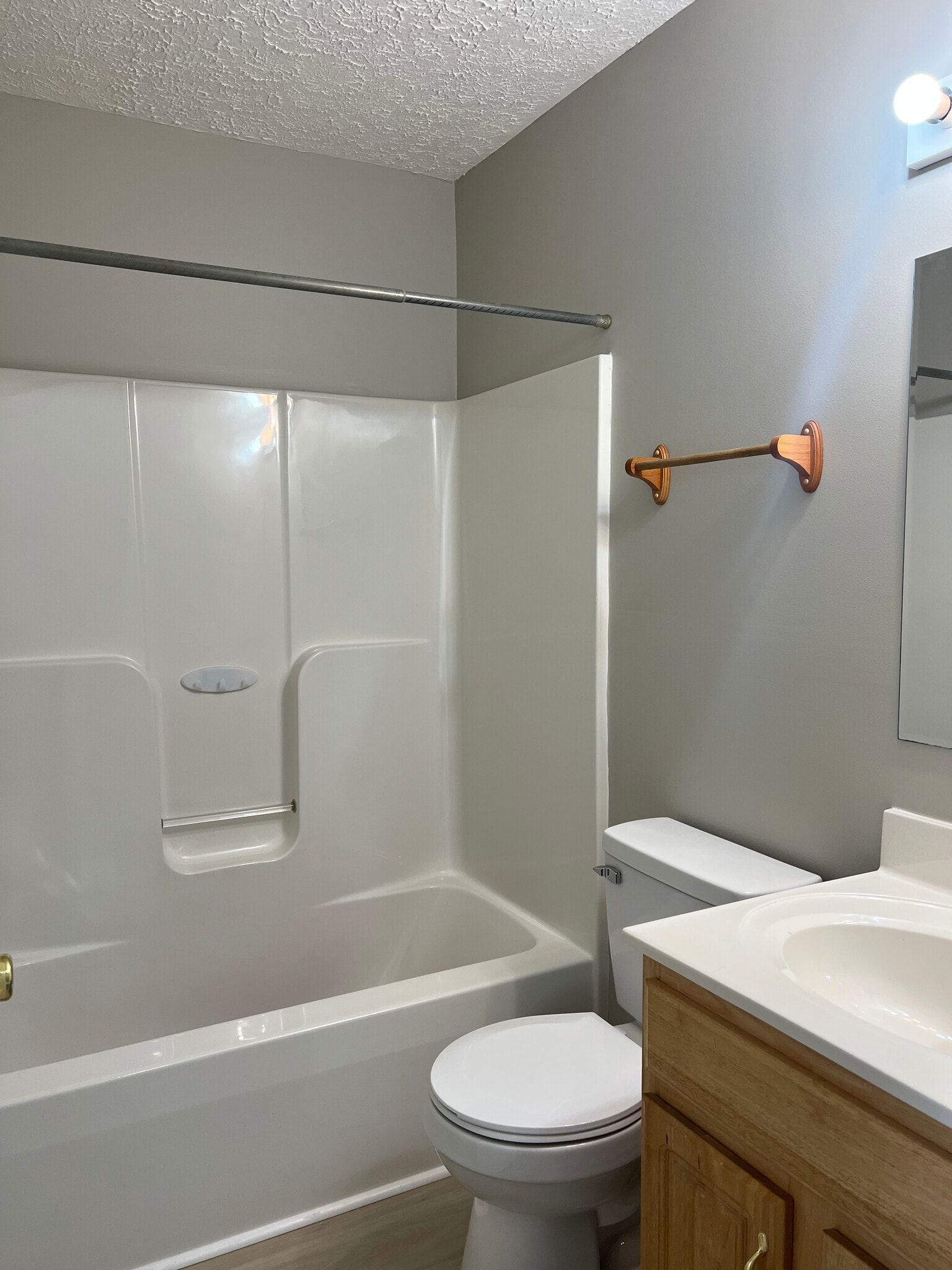 Building Photo - 577 Beaverview Dr