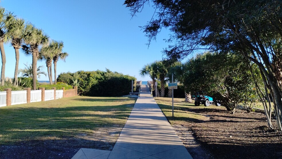 Building Photo - 710 Yucca Ave