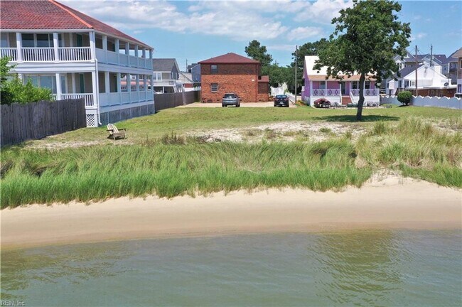 Building Photo - LittleBay1023