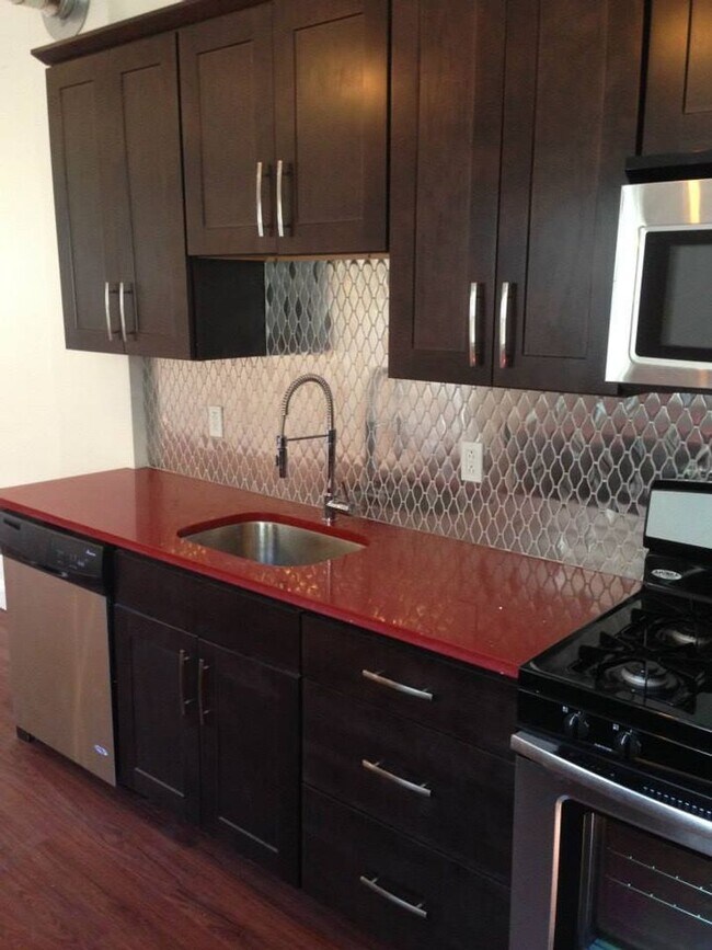 Building Photo - Platinum Quality Renovation in South Side Flats. Open Layout, Designer Kitchen, Huge Bathrooms. A/C!