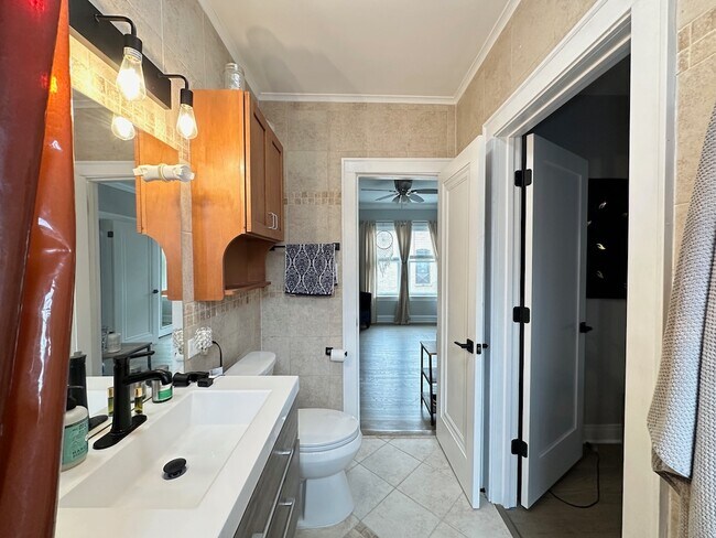 Building Photo - 1352 W Carmen Ave