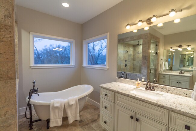 Building Photo - 724 N Walnut St